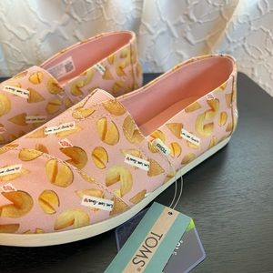 🥠 NEW TOMS Women’s Fortune Cookie Design Size 8.5 🥠